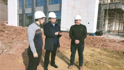 遂寧興業(yè)集團黨委副書記、監(jiān)事會主席、工會主席石鎮(zhèn)槐深入遂寧市興學商務(wù)中心項目、公共衛(wèi)生臨床醫(yī)療中心一期項目進行實地巡查